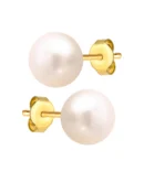 Złote kolczyki próby 585 z zapięciem typu sztyft, z perłą o średnicy 7 mm. Prosta, minimalistyczna biżuteria z ponadczasową perłą.
