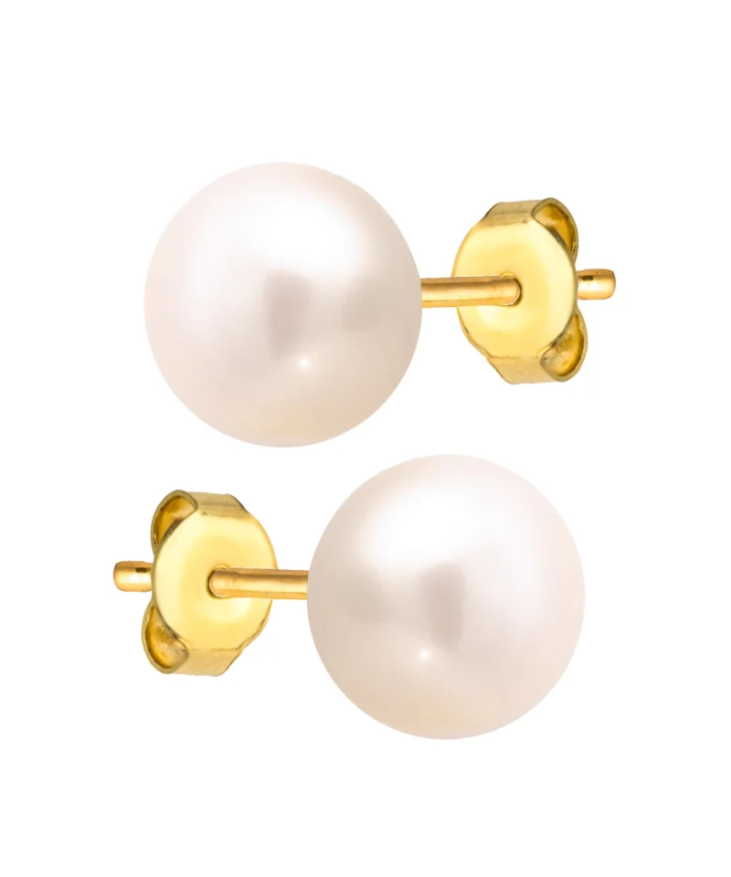 Złote kolczyki próby 585 z zapięciem typu sztyft, z perłą o średnicy 7 mm. Prosta, minimalistyczna biżuteria z ponadczasową perłą.