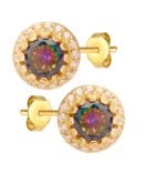 Złote kolczyki próby 585 z mistycznym topazem syntetycznym o średnicy 5,4 mm, otoczone białymi cyrkoniami. Eleganckie i uniwersalne kolczyki na każdą okazję.