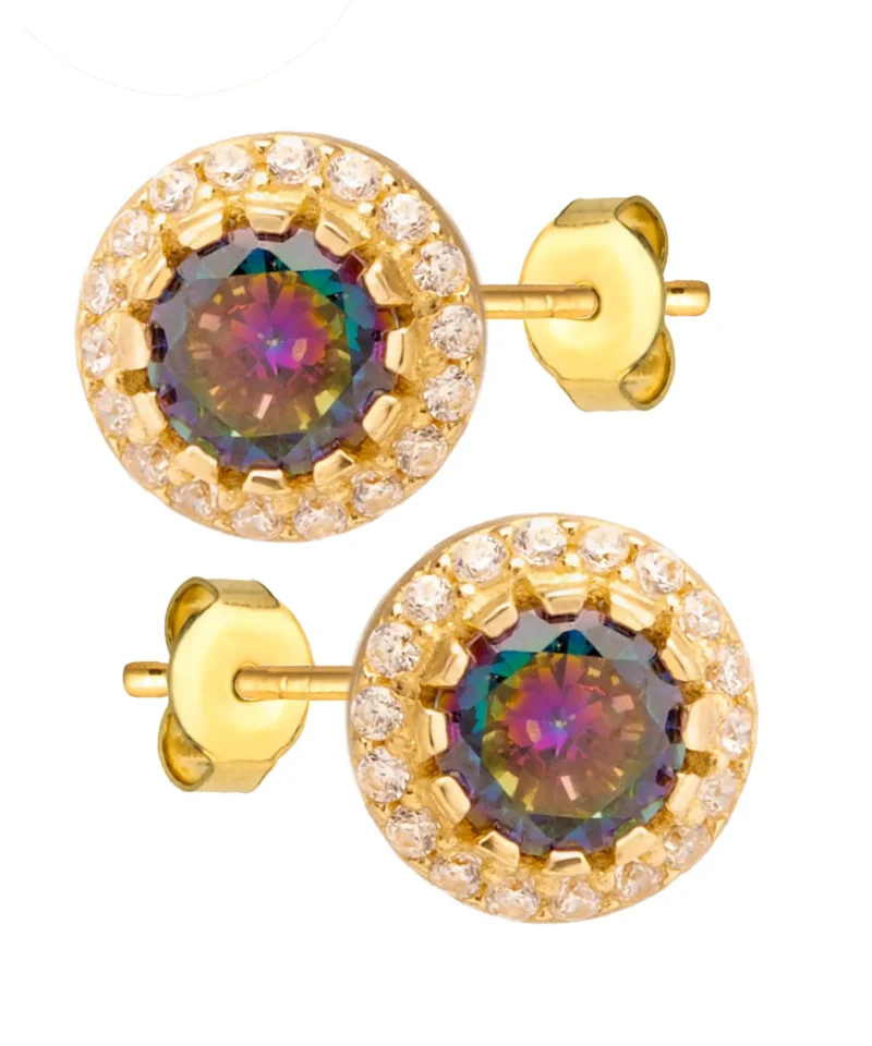 Złote kolczyki próby 585 z mistycznym topazem syntetycznym o średnicy 5,4 mm, otoczone białymi cyrkoniami. Eleganckie i uniwersalne kolczyki na każdą okazję.