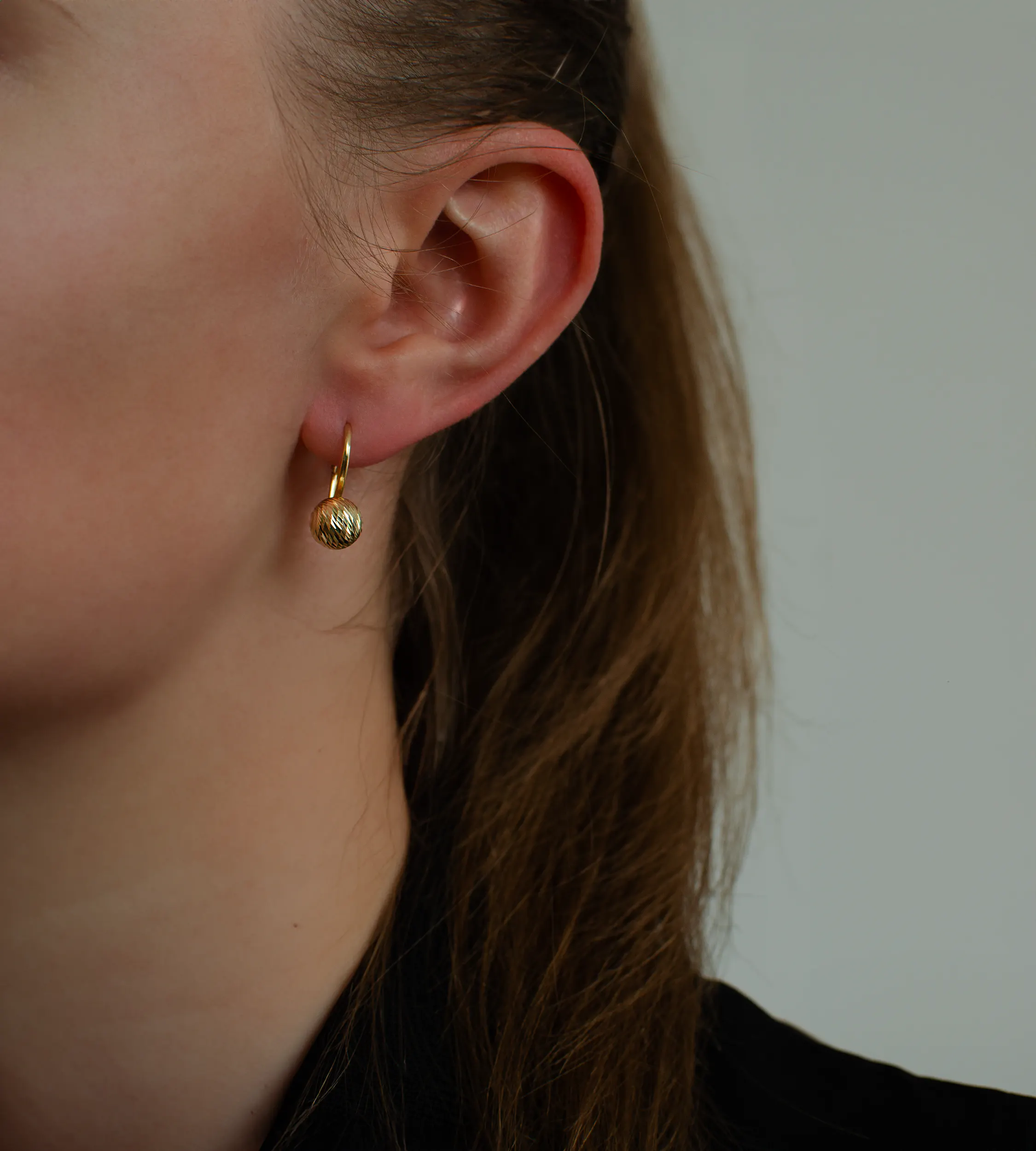 Złote kolczyki długie kulki 585