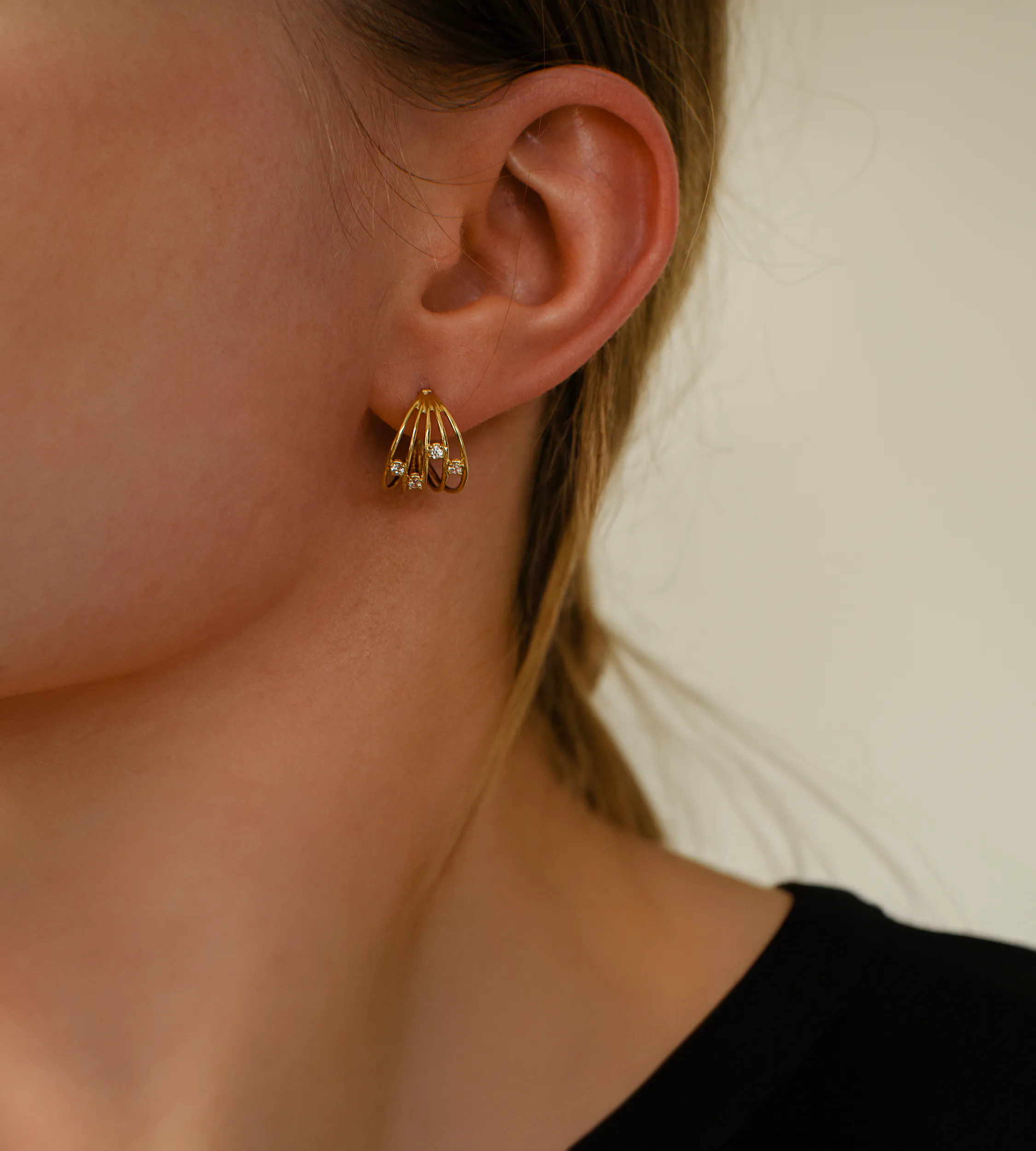 Złote kolczyki 585 półkola z cyrkoniami