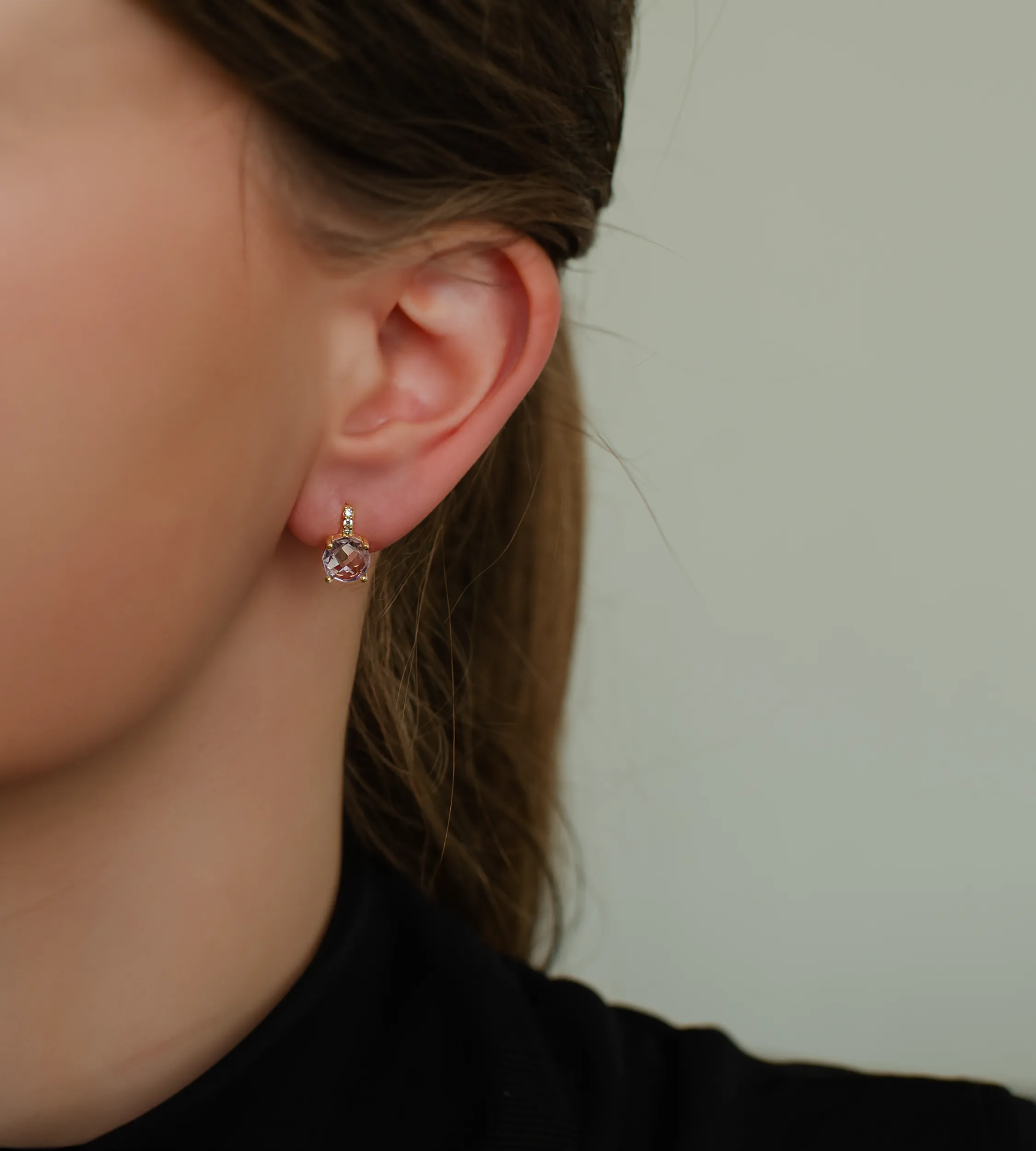 Złote kolczyki z fioletowym kamieniem