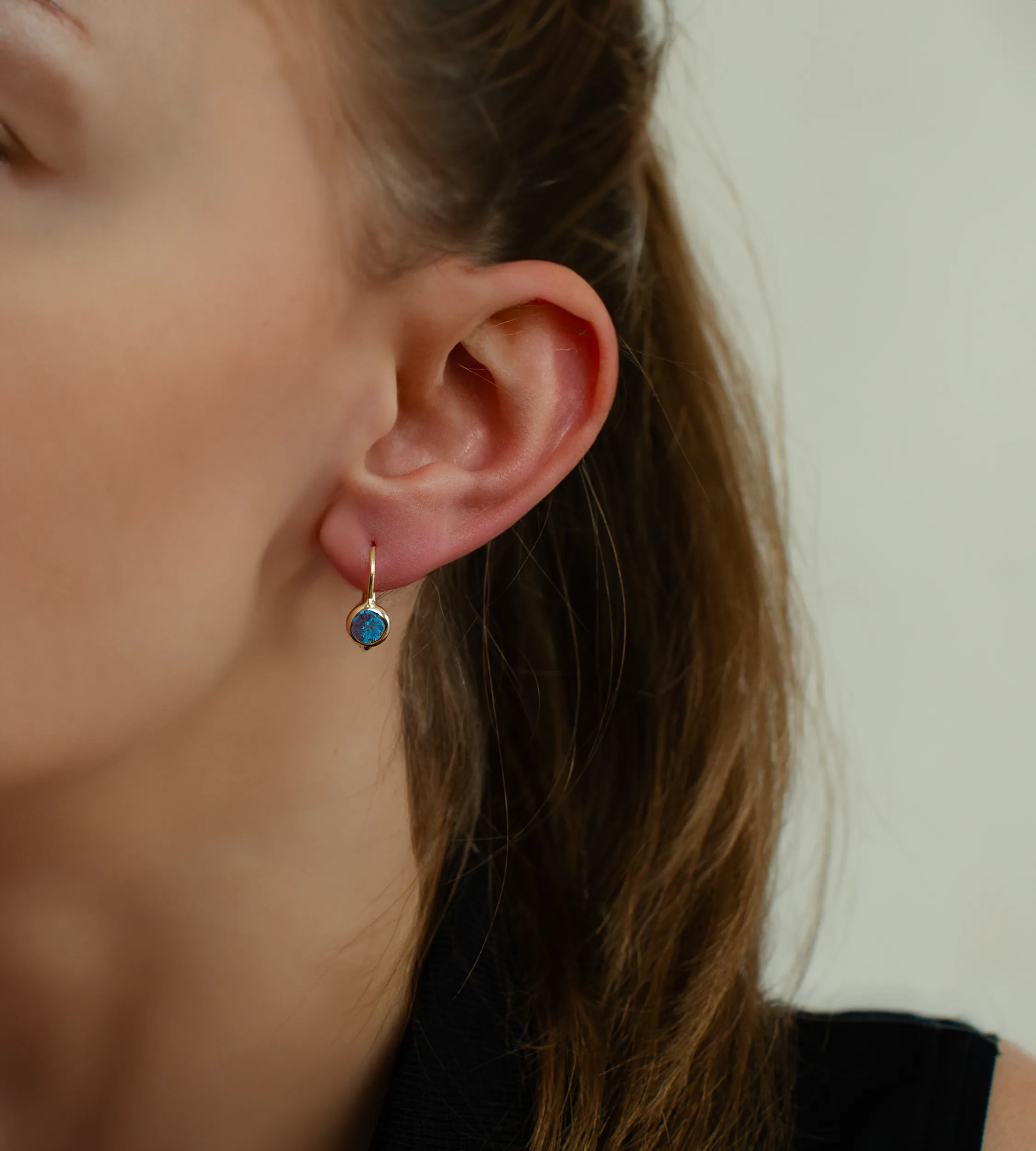 Złote kolczyki 585 z niebieskim oczkiem