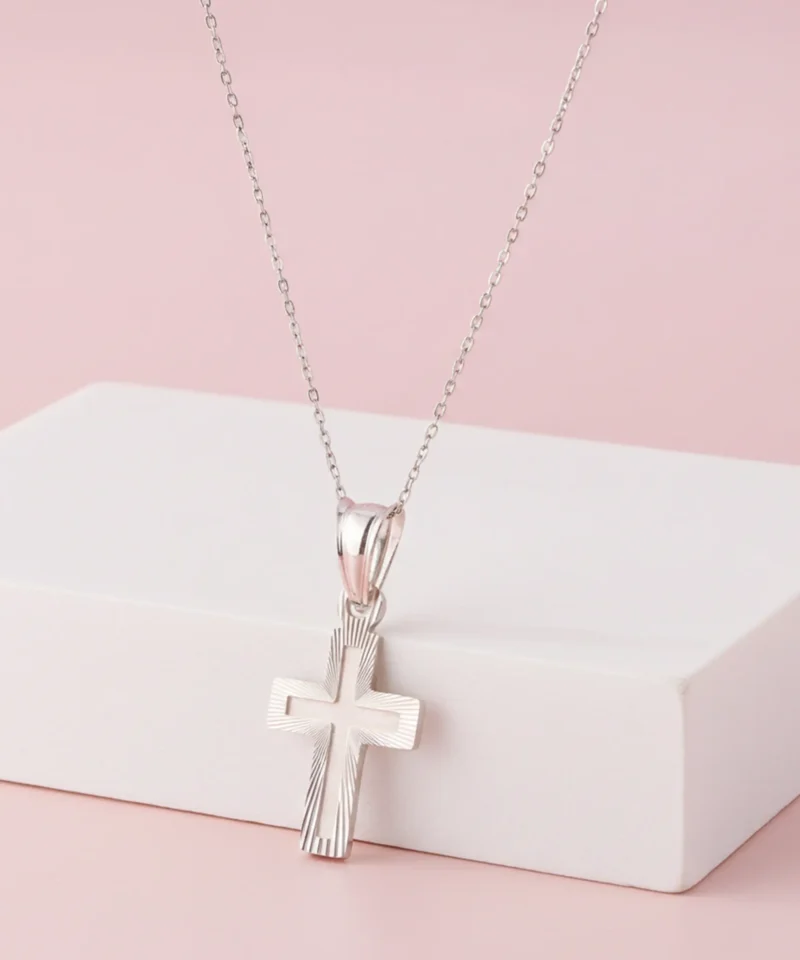 Srebrny krzyżyk na łańcuszku