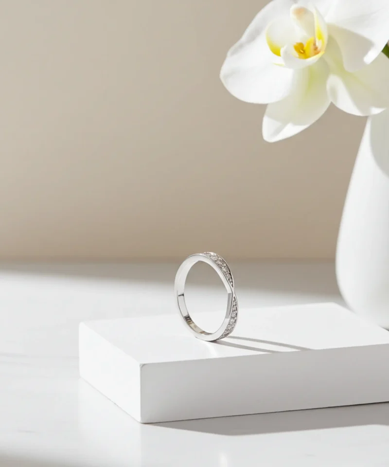 Srebrny delikatny pierścionek damski z cyrkoniami