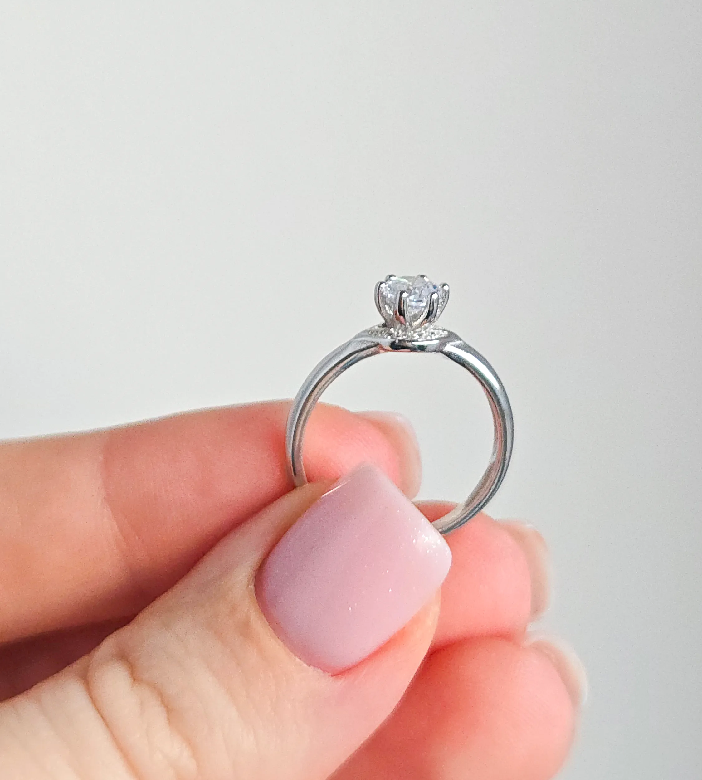 Srebrny pierścionek z cyrkonią