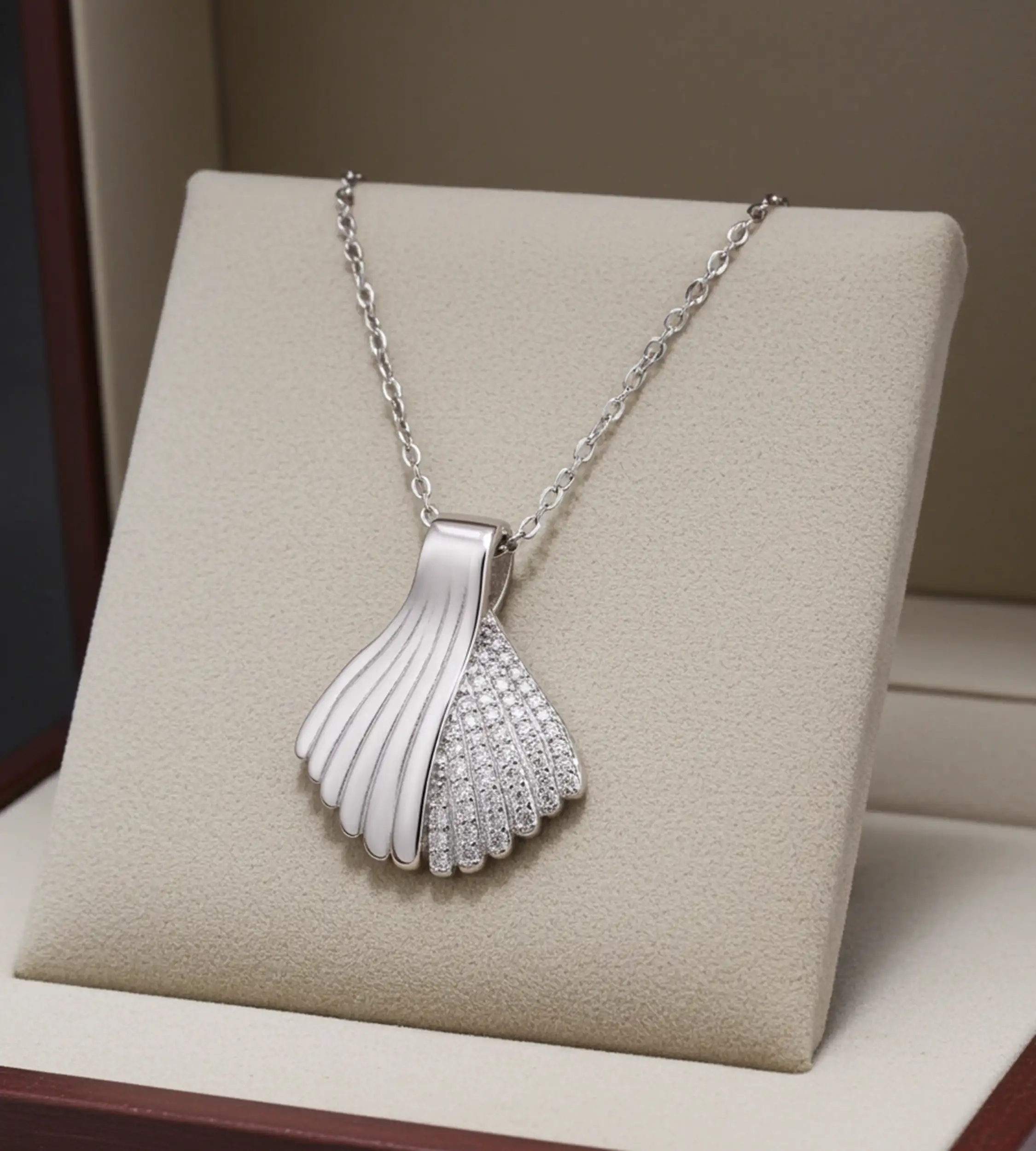 Zawieszka srebrna ogon rozłożysty liść