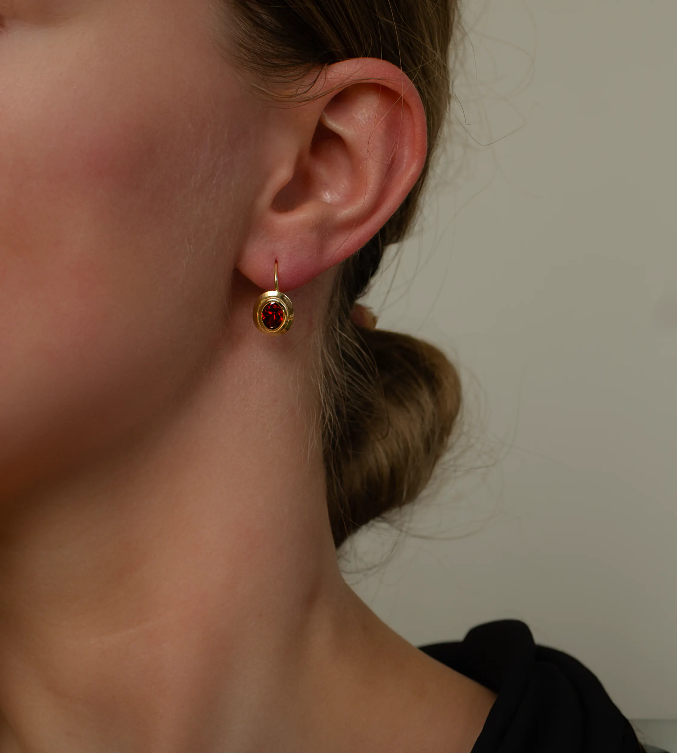 Złote kolczyki z rubinem 585