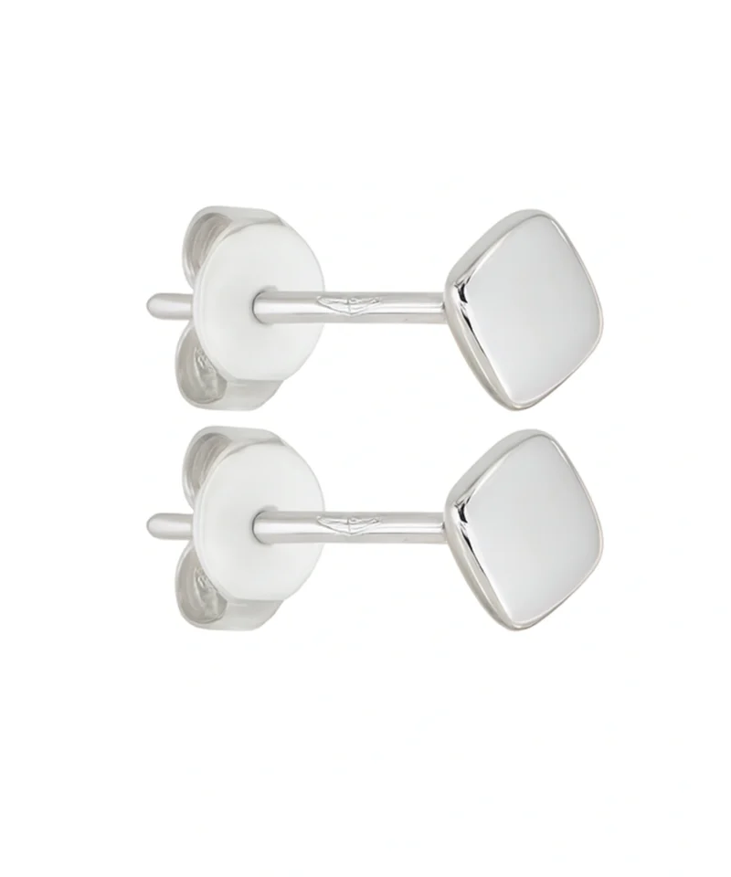 Kolczyki z białego złota 585 w kształcie kwadratu, płaskie i gładkie, o średnicy 0,35 cm. Minimalistyczne i uniwersalne, doskonałe do codziennego noszenia.