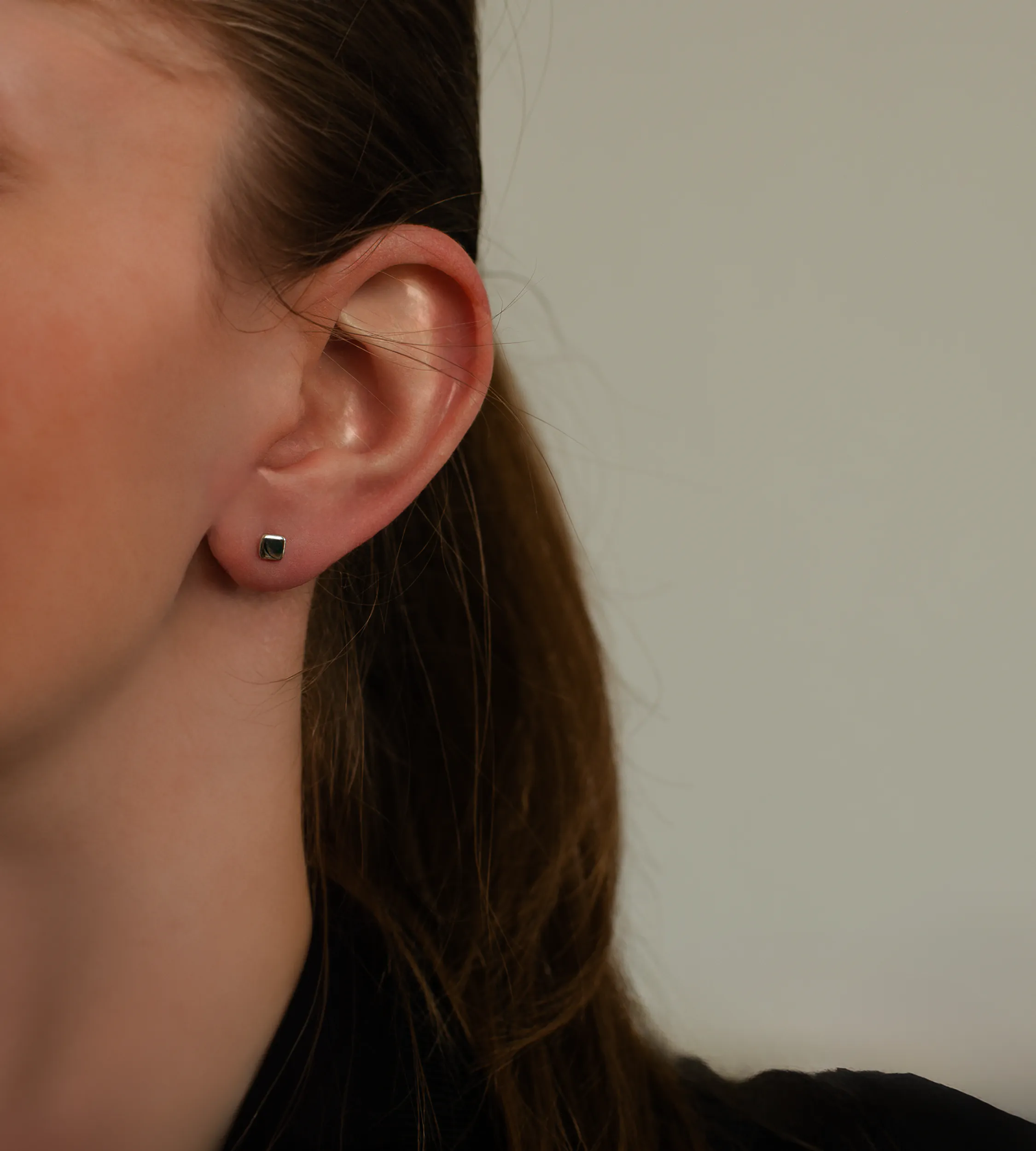 Kolczyki z białego złota 585 małe kwadraty