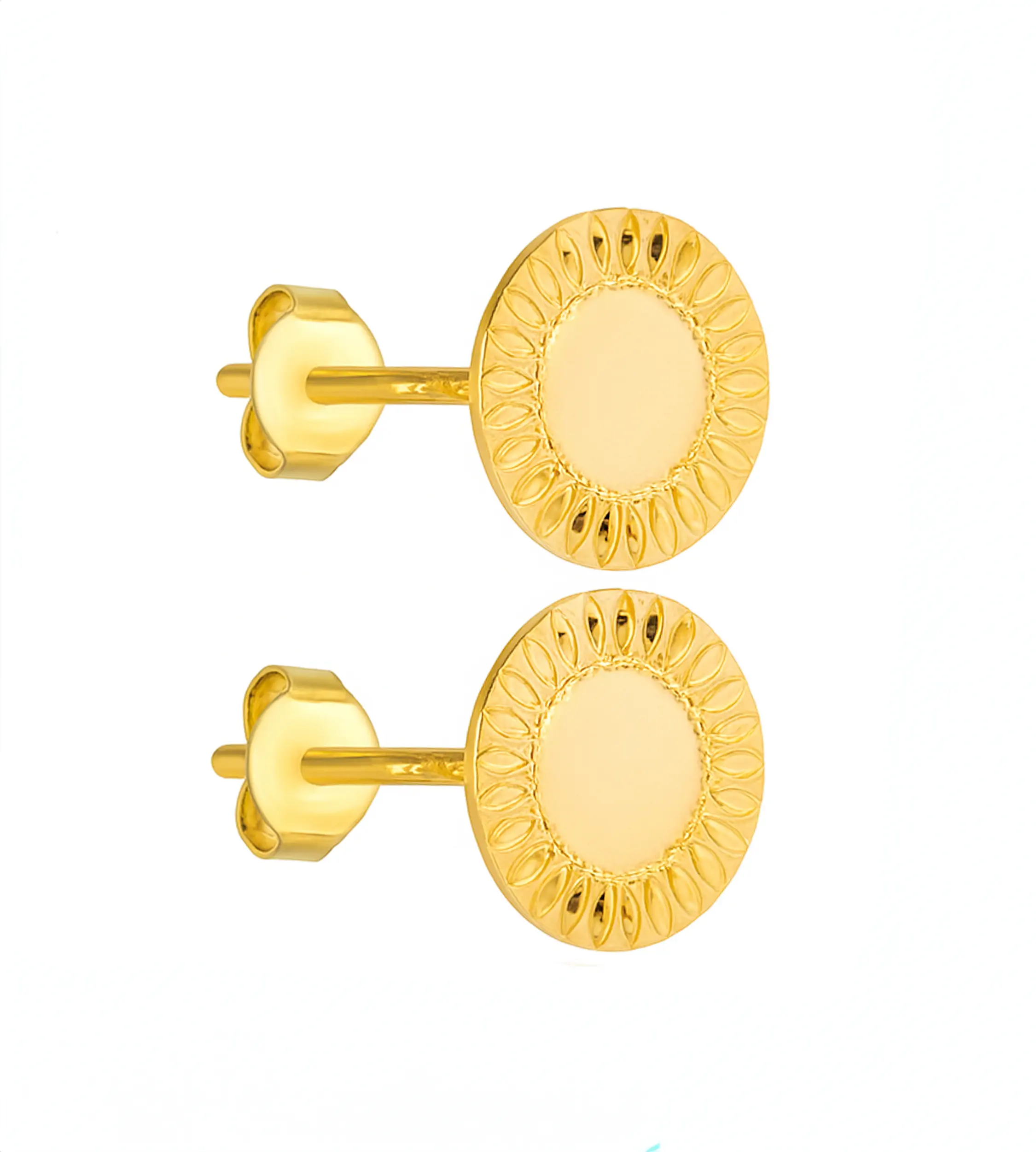 Złote kolczyki diamentowane w kształcie koła, minimalistyczne, eleganckie. Intensywnie błyszczą dzięki szlifowi diamentowemu, idealne na co dzień.