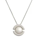 Naszyjnik z białego złota z naturalną perłą o średnicy 6 mm. Elegancja i subtelność w chłodnym odcieniu, idealny dodatek do każdej stylizacji.