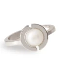Pierścionek z białego złota z naturalną perłą