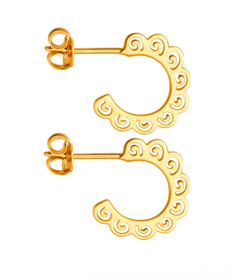 Złote kolczyki ażurowe 585 na sztyfcie w kształcie polkoła o średnicy 1,5 cm, ozdobione ażurowymi elementami. Subtelne i eleganckie.