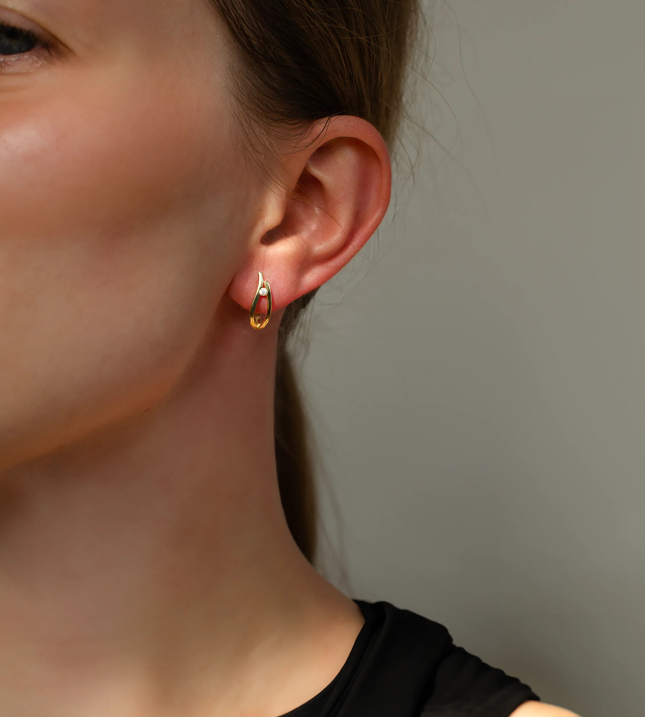 Złote kolczyki 585 minimalistyczne z cyrkonią