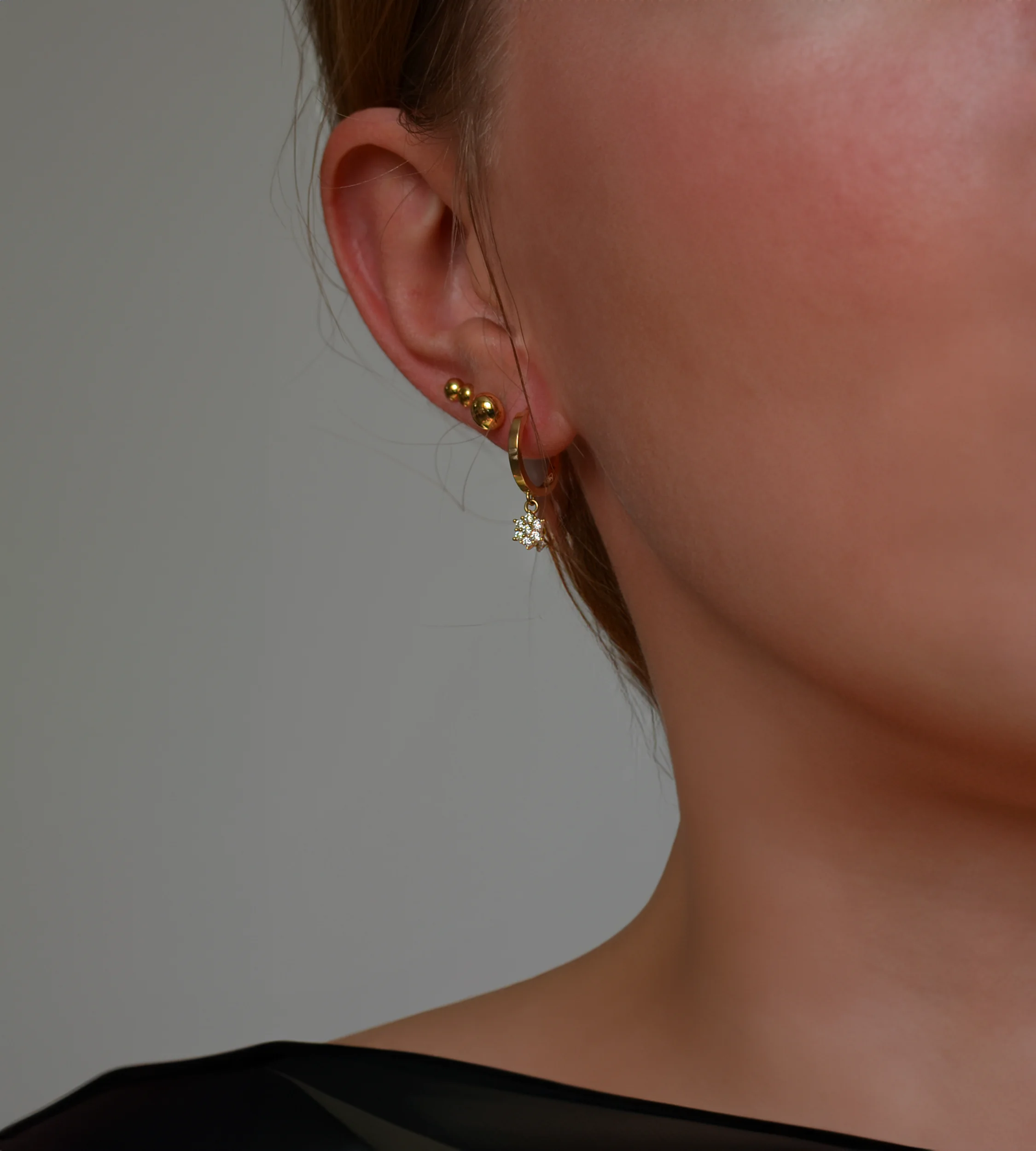 Kolczyki złote 585 kółka z kwiatkiem