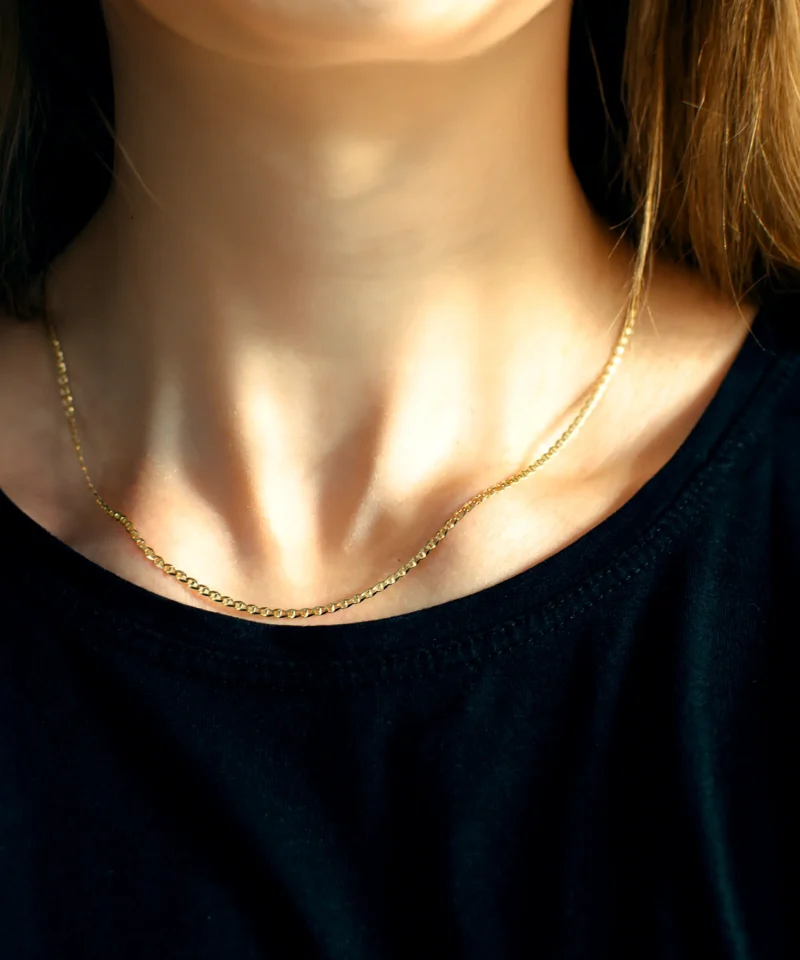 złoty łańcuszek gucci 585 na szyi