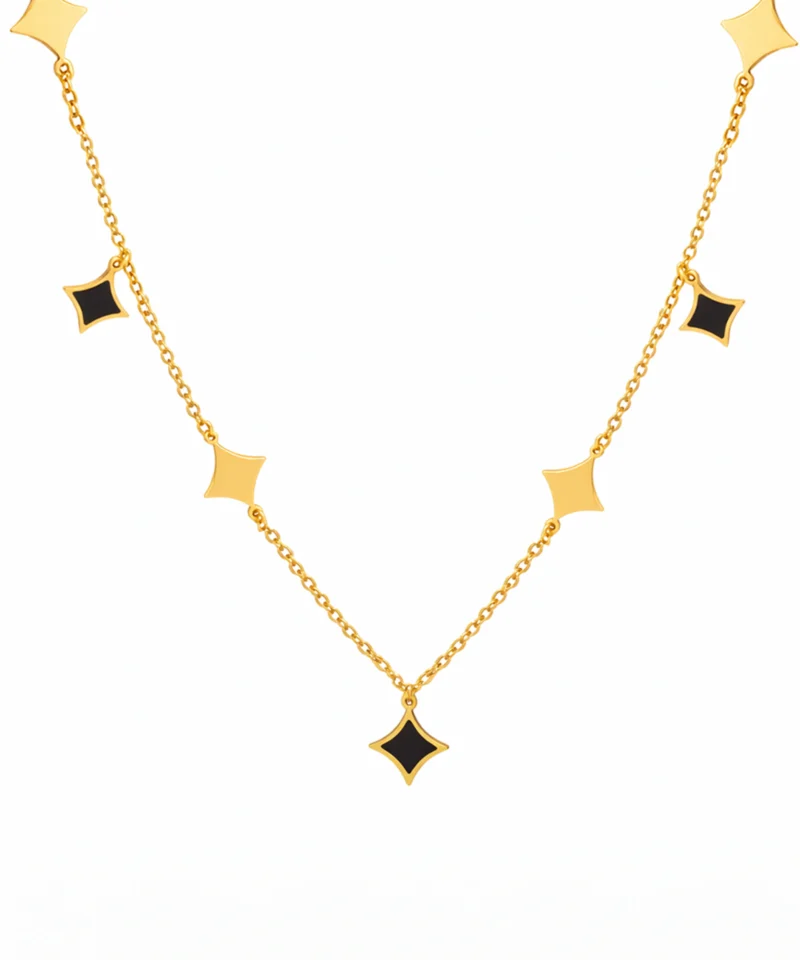 Złoty naszyjnik próby 585 z łańcuszkiem ankier i ozdobnymi kwadracikami – złotymi oraz czarnymi pokrytymi emalią. Subtelny i modny dodatek do każdej stylizacji.