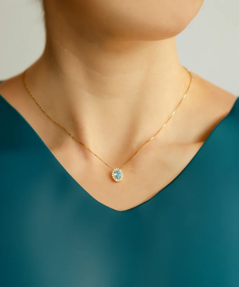 Złoty naszyjnik z topazem naturalnym na modelce