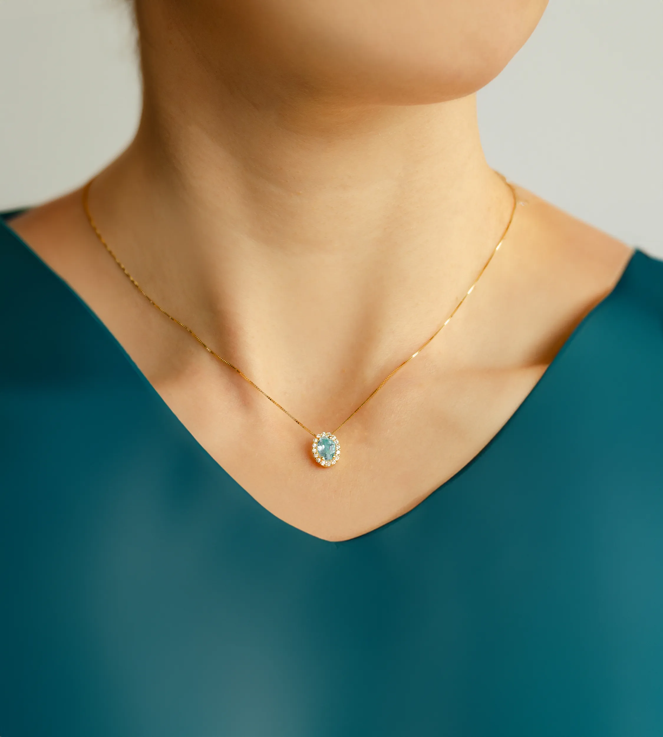 Złoty naszyjnik z topazem naturalnym na modelce