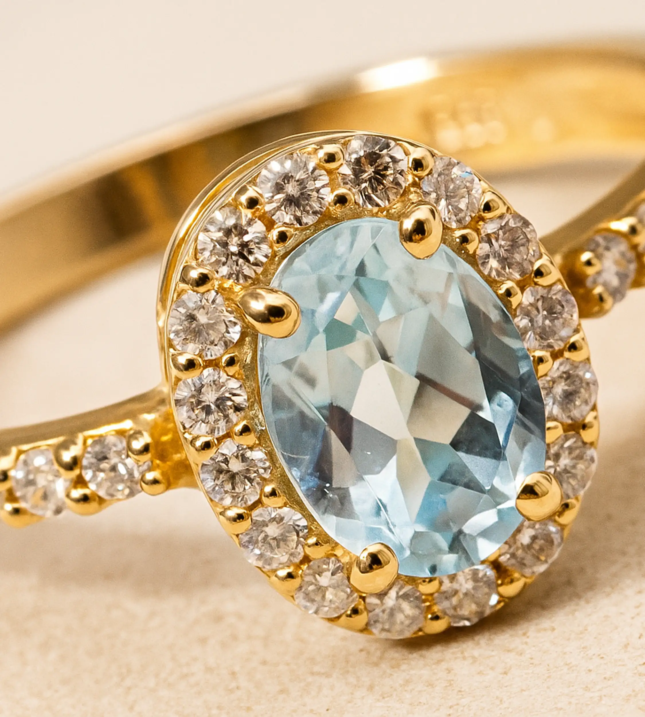 Złoty pierścionek 585 z markizą z topazem