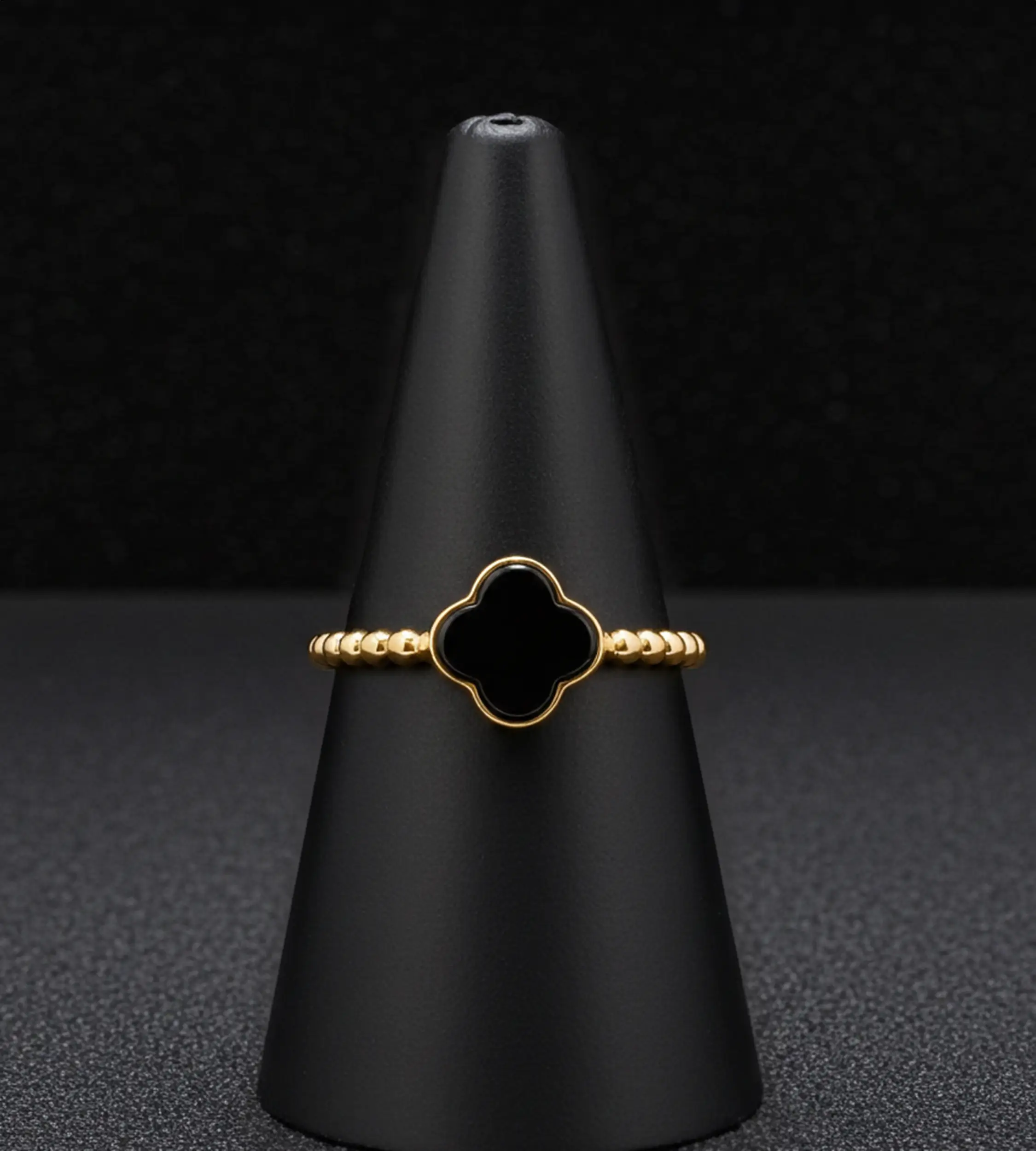 złoty pierscionek z onyksem.