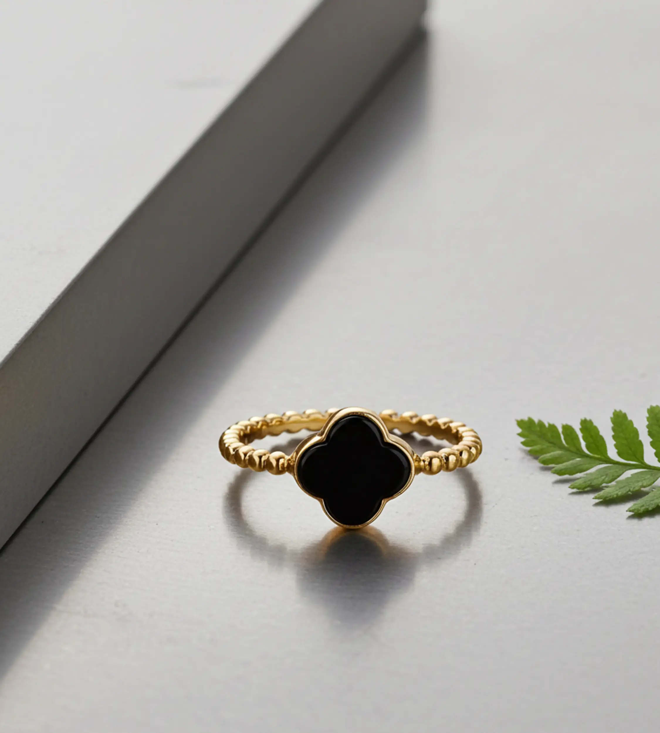 pierścionek z onyksem kwiat