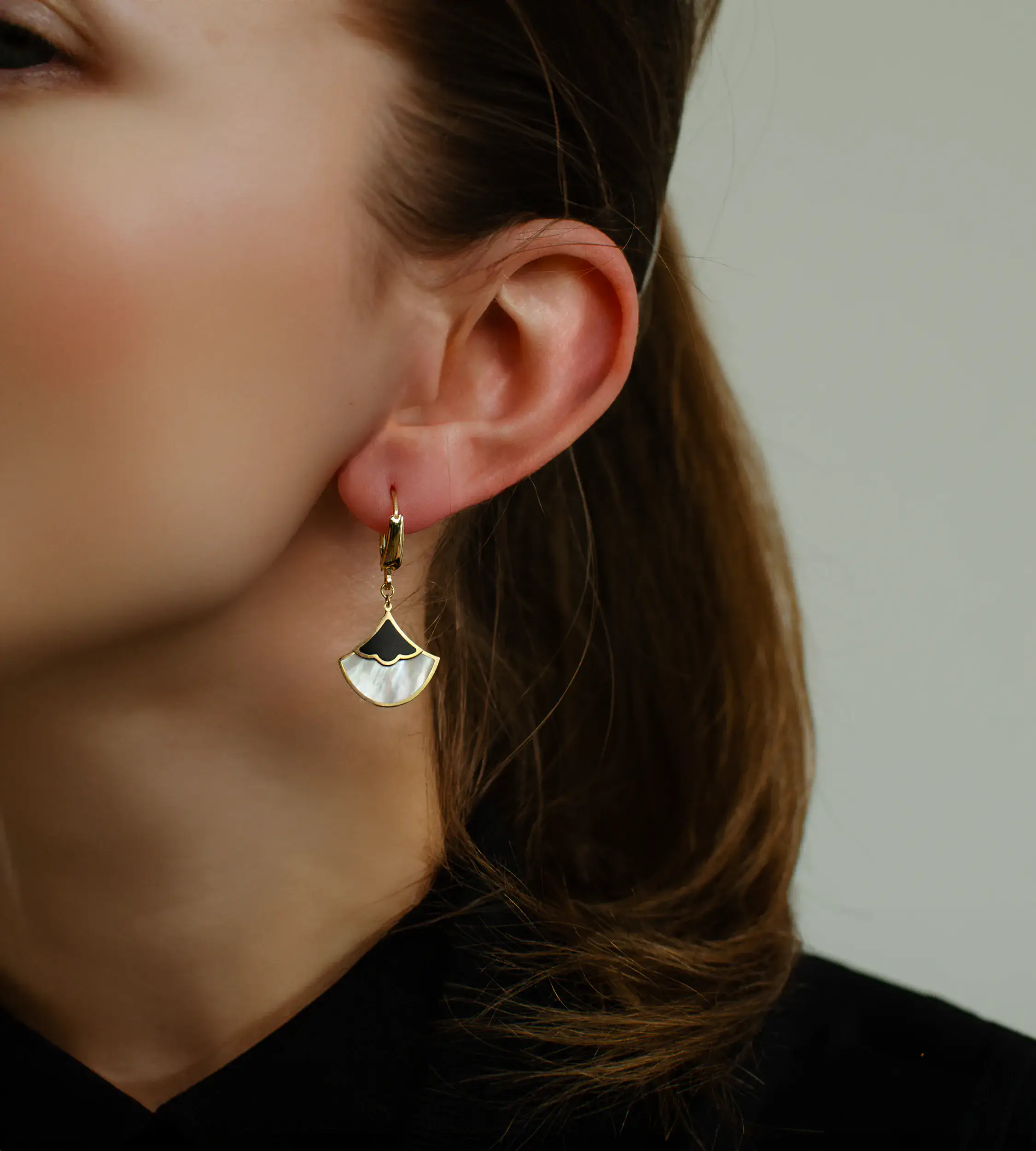 Kolczyki złote 585 długie z masą perłową