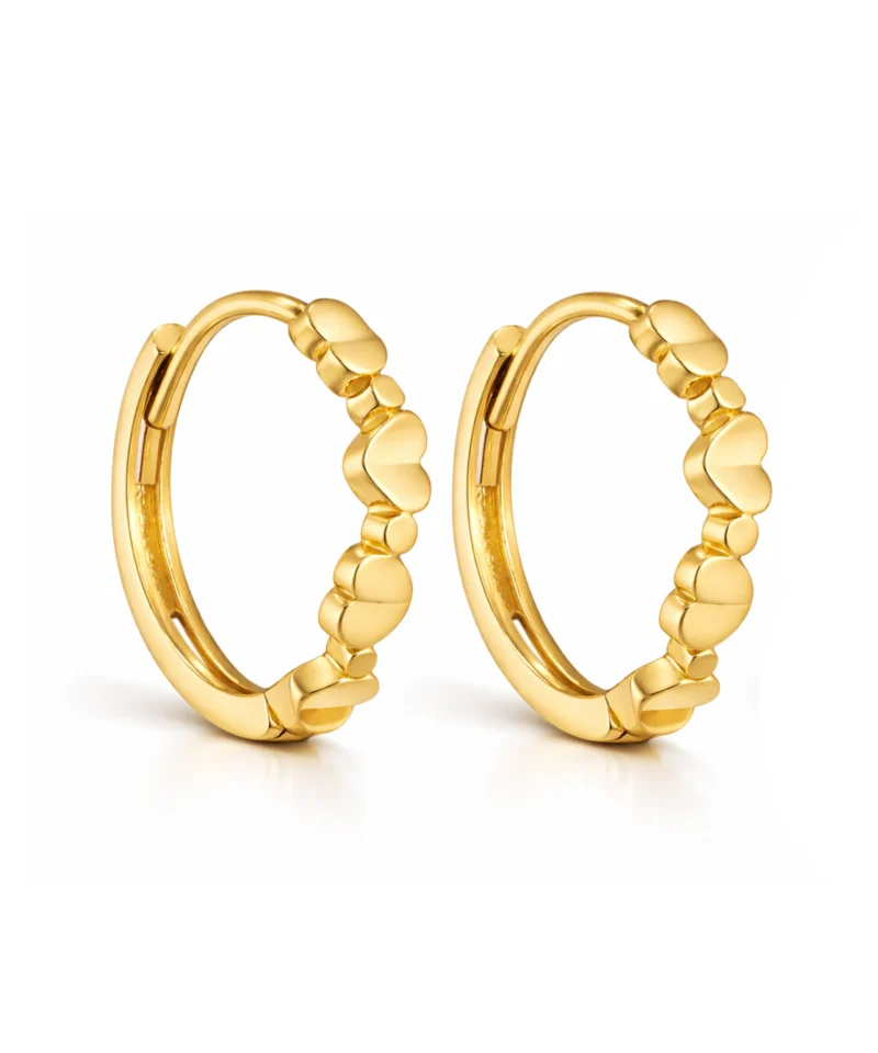 złote kolczyki z serduszkami koła, na kreolu