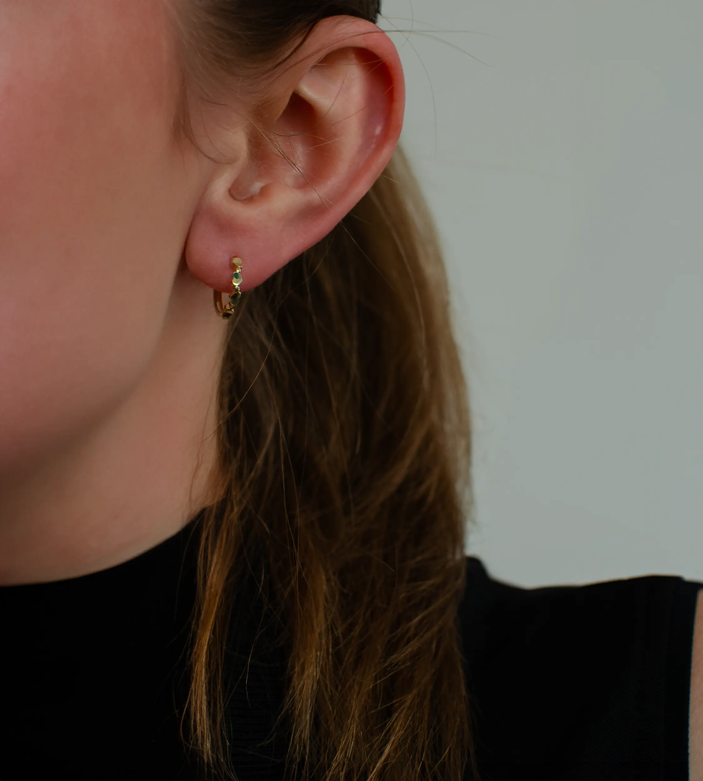 Złote kolczyki okrągłe serca 585