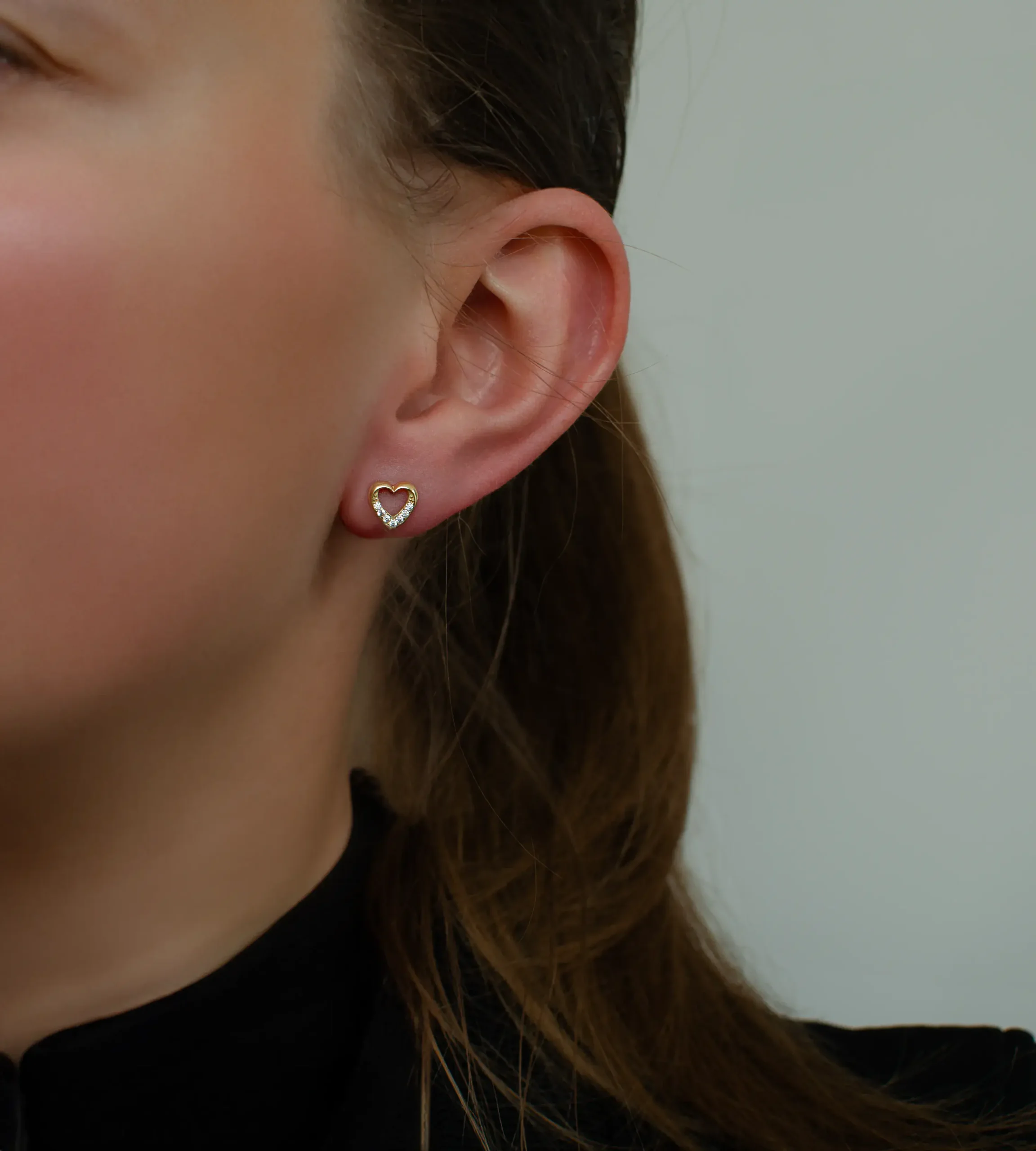 Złote kolczyki 585 serca z kamieniami
