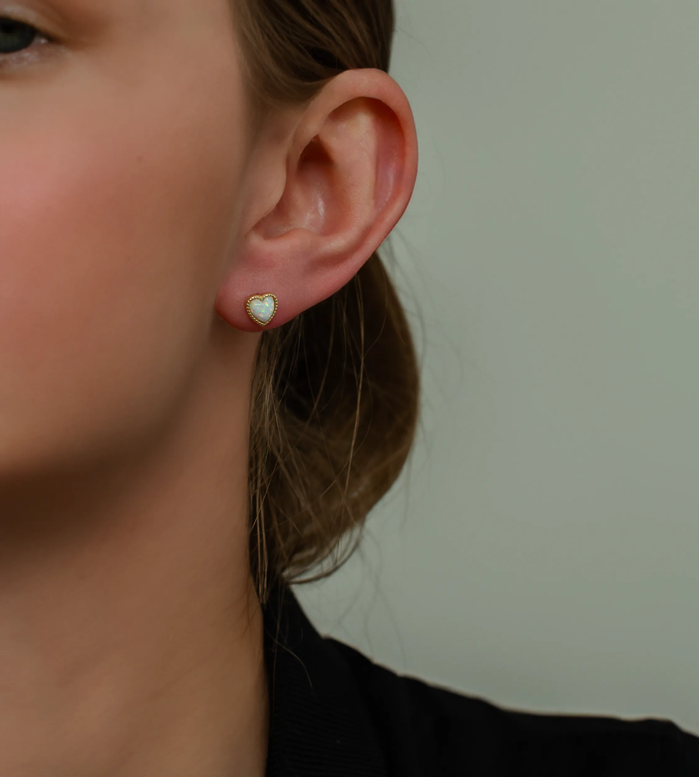 Złote kolczyki z opalem serca