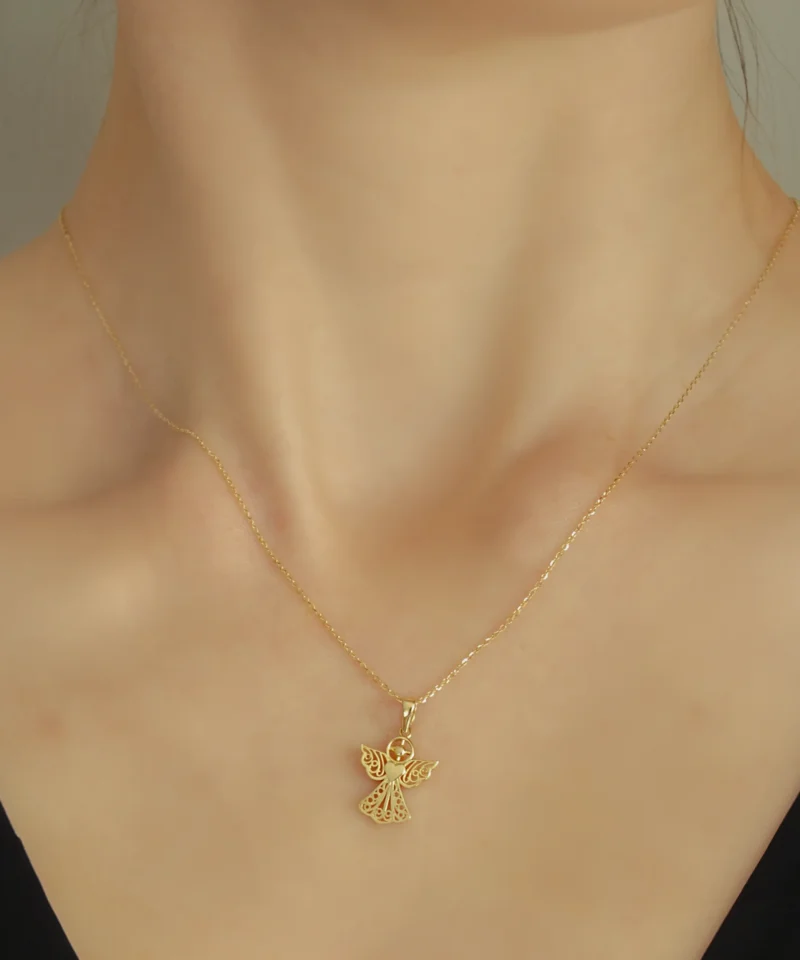 Złoty aniołek na szyi