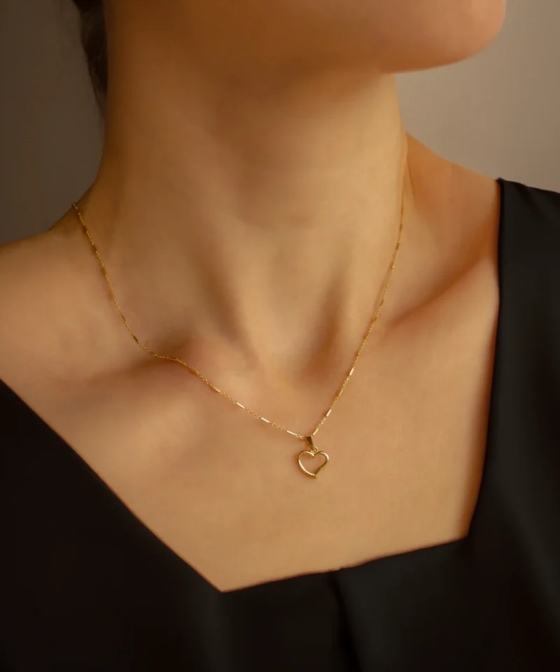 Wisiorek małe serduszko - na szyi