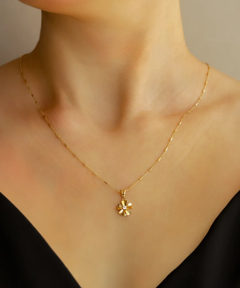 Wisiorek ze złota kwiatek z cyrkoniami na szyi