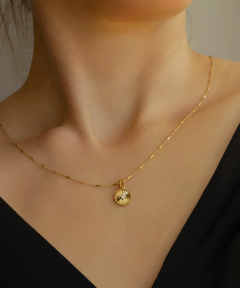 Zawieszka złota diamentowana z cyrkonią na szyi