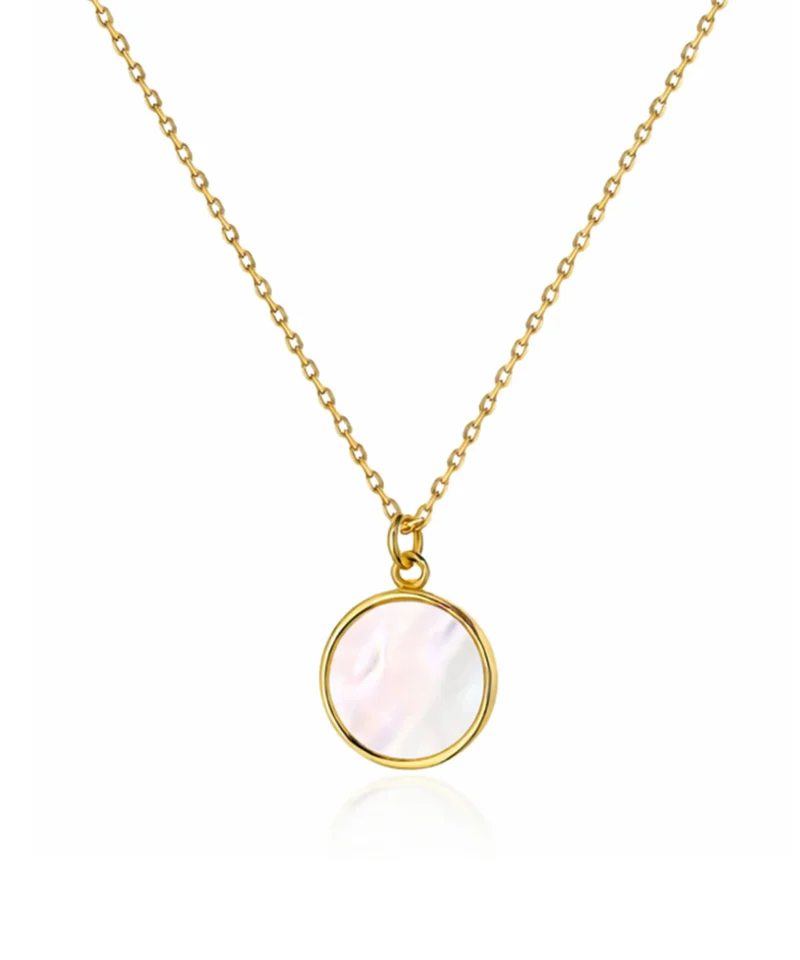 Naszyjnik ze złota z kółeczkiem wypełnionym masą perłową - na białym tle