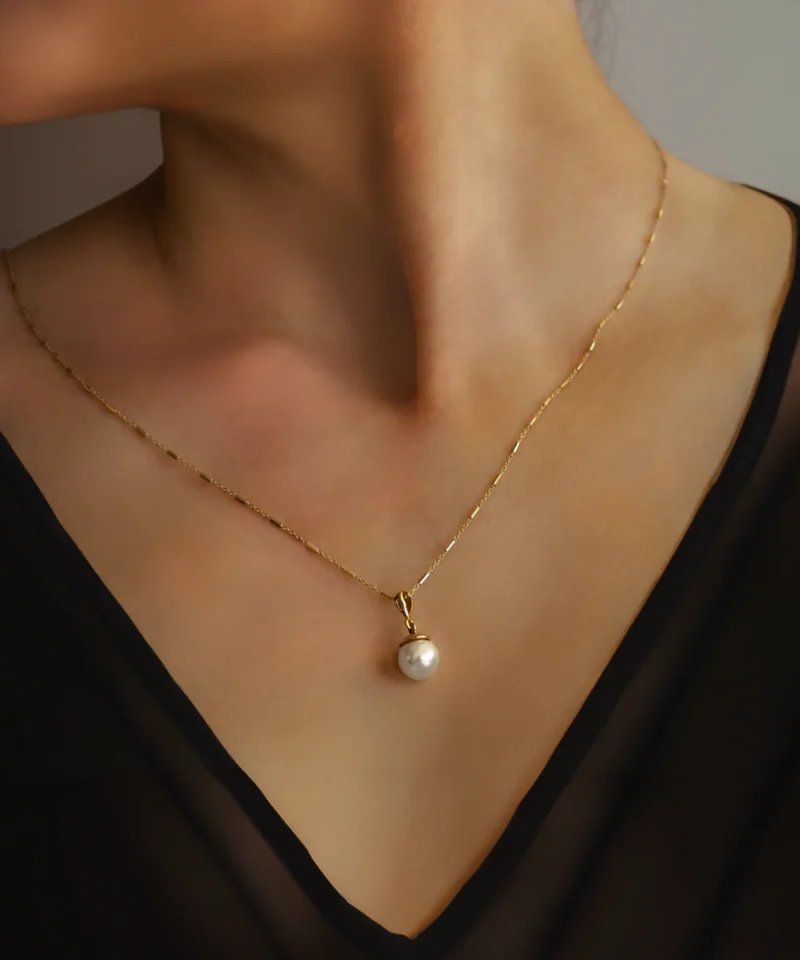 Złoty wisiorek z naturalną perłą