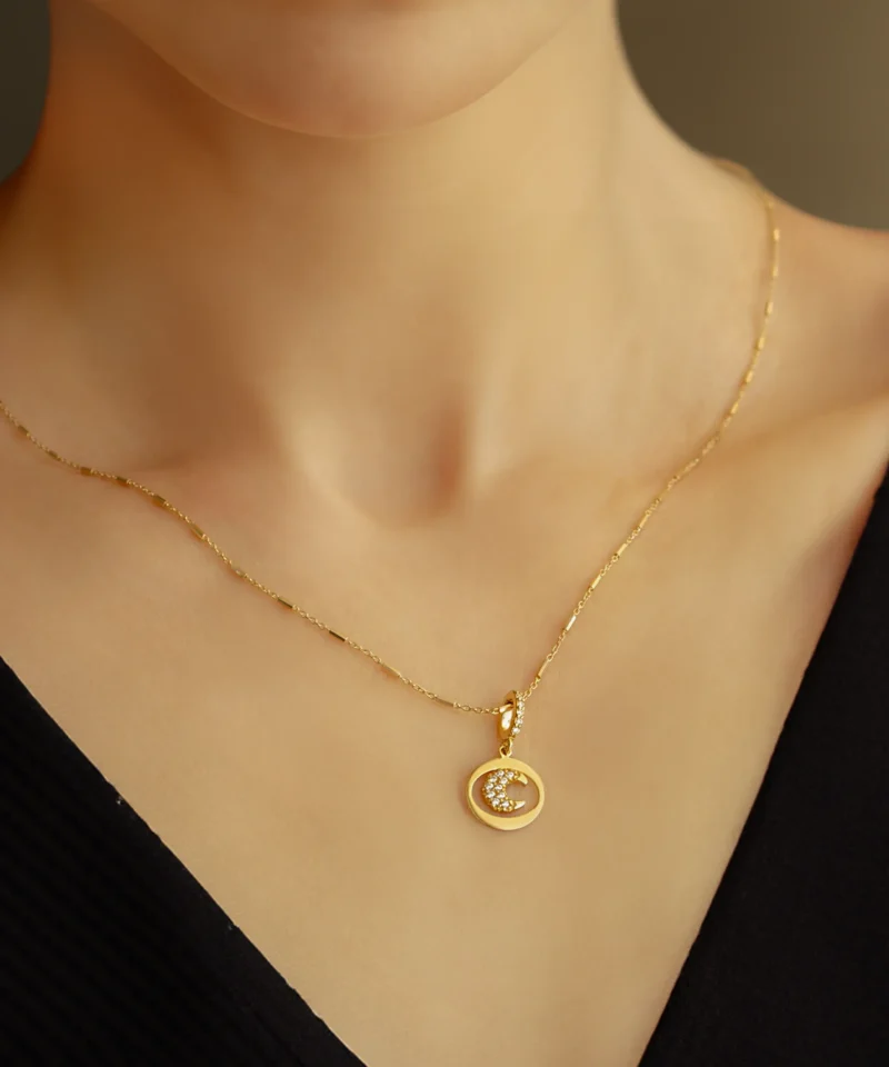 Wisiorek księżyc z cyrkoniami - złoto na szyi