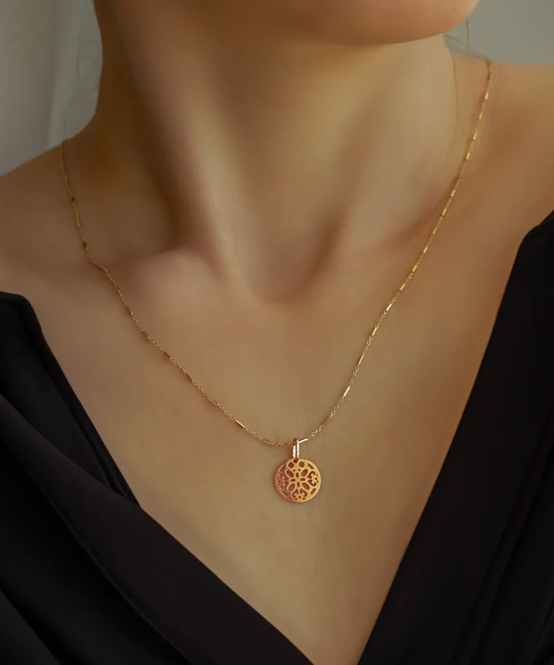 Wisiorek z różowego złota na szyi