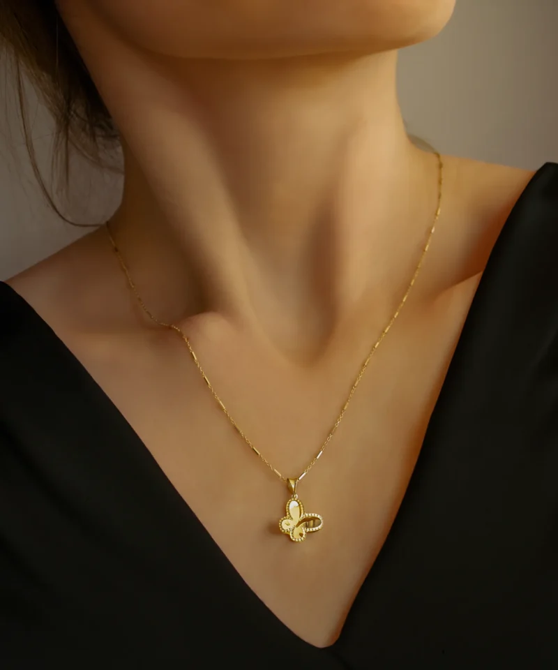 Złoty motylek - wisiorek na szyi