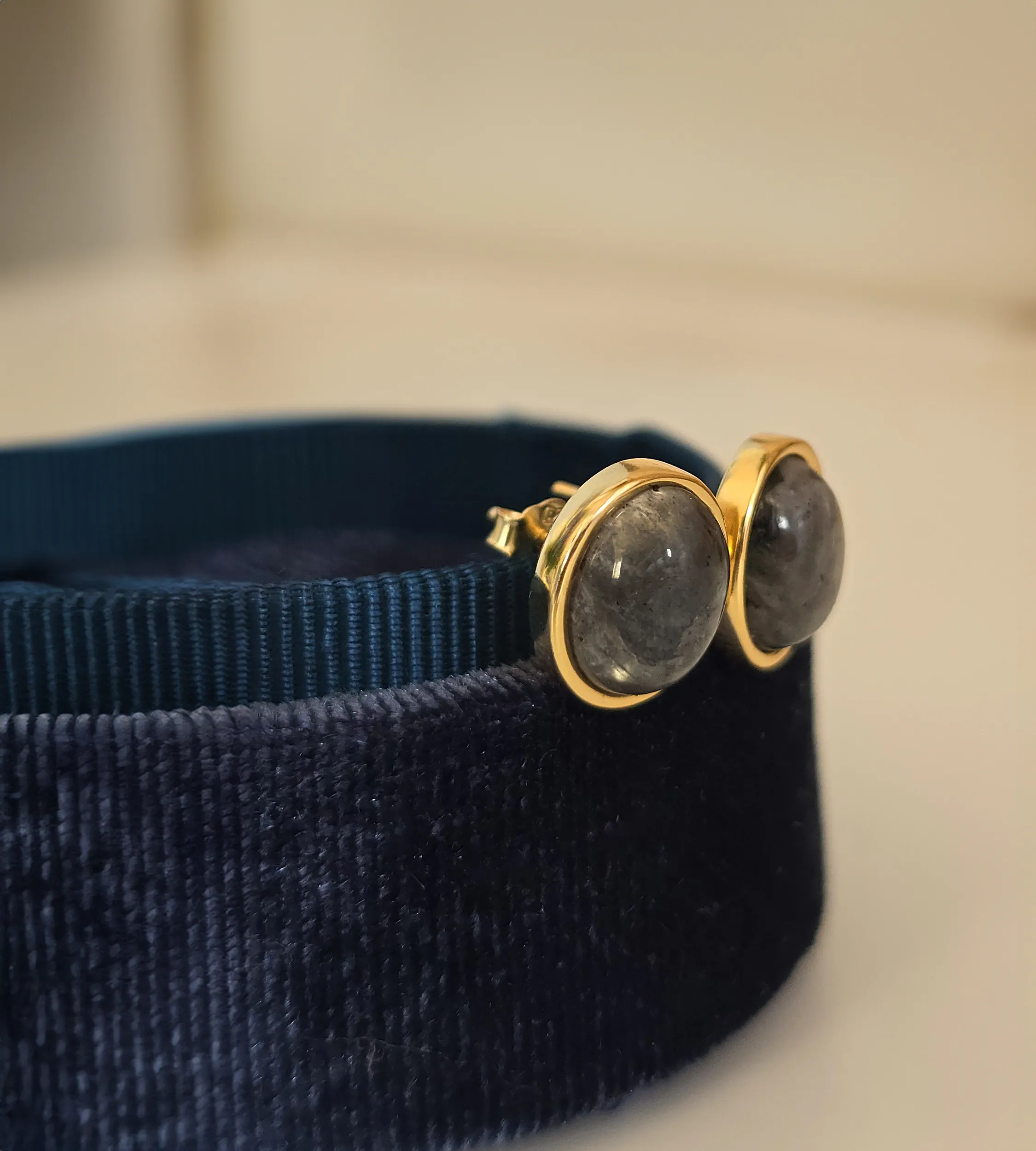 Kolczyki z czarnym kamieniem srebrne pozłacane