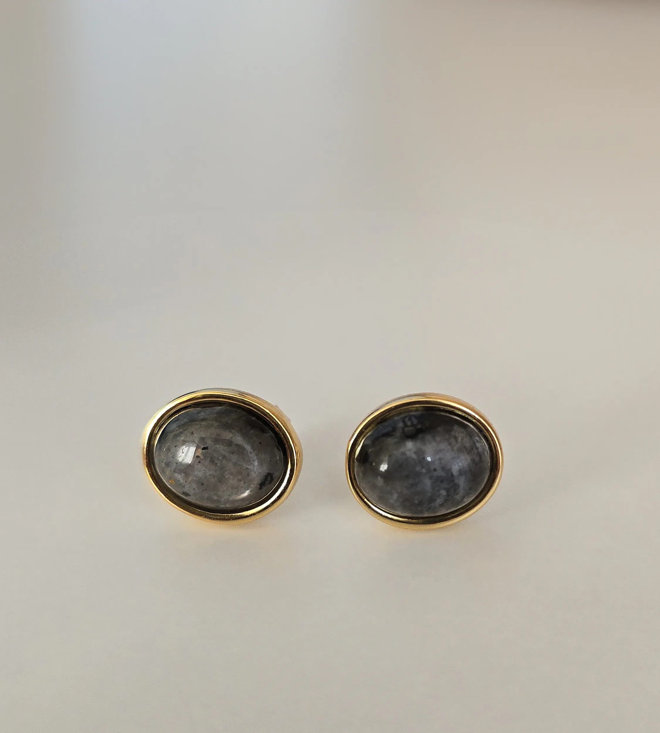 Kolczyki z czarnym kamieniem srebrne pozłacane