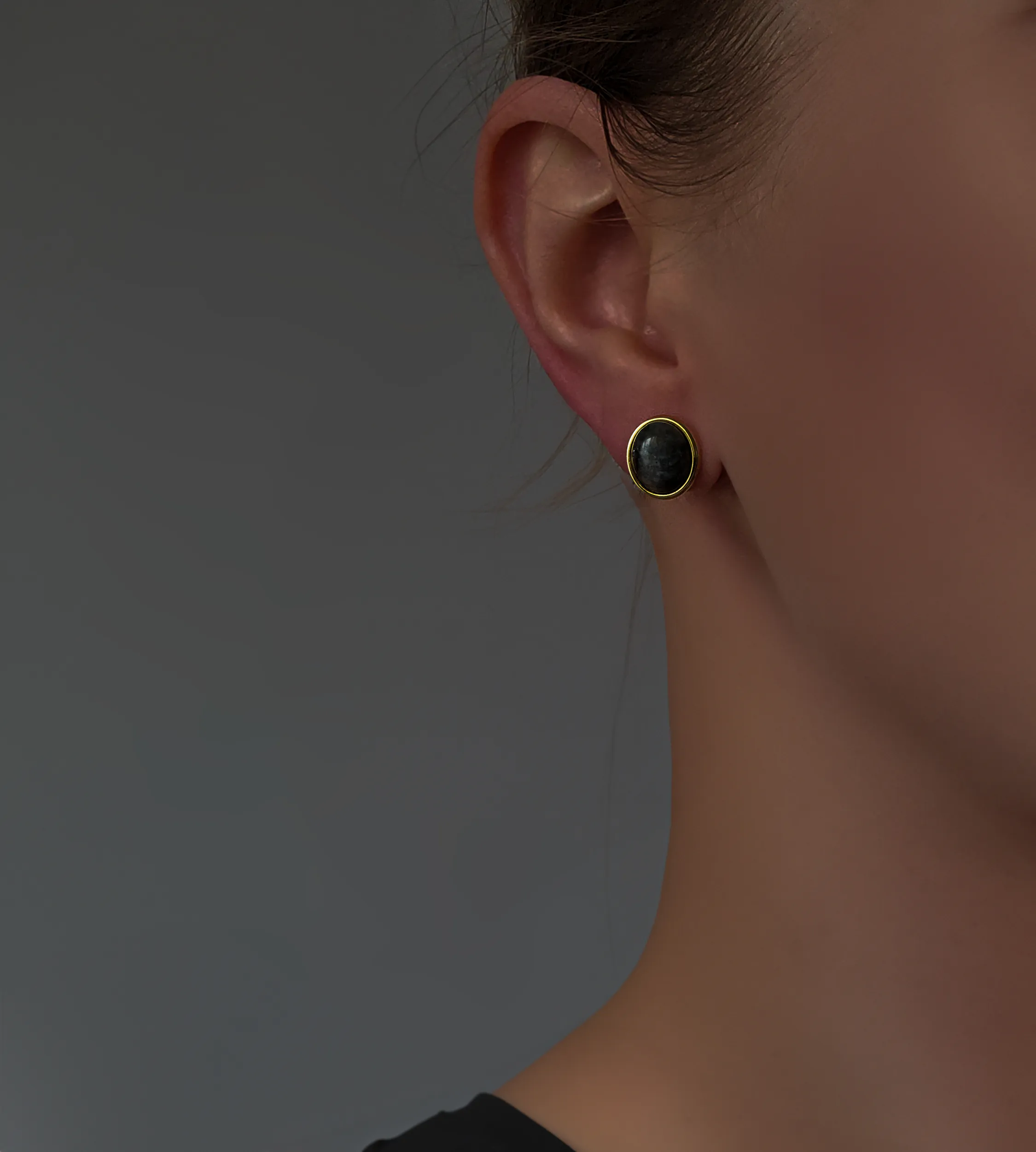 Kolczyki pozłacane z czarnym kamieniem retro