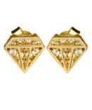 Złote kolczyki próby 585 w kształcie diamentu z zapięciem typu sztyft, o długości 7,6 mm i szerokości 8,1 mm. Minimalistyczna i klasyczna biżuteria.