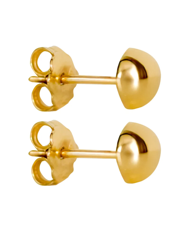 Złote kolczyki próby 585, sztyft, lekko spłaszczona kulka 6,1 mm. Minimalistyczne i ponadczasowe, idealne na prezent i do każdej stylizacji.