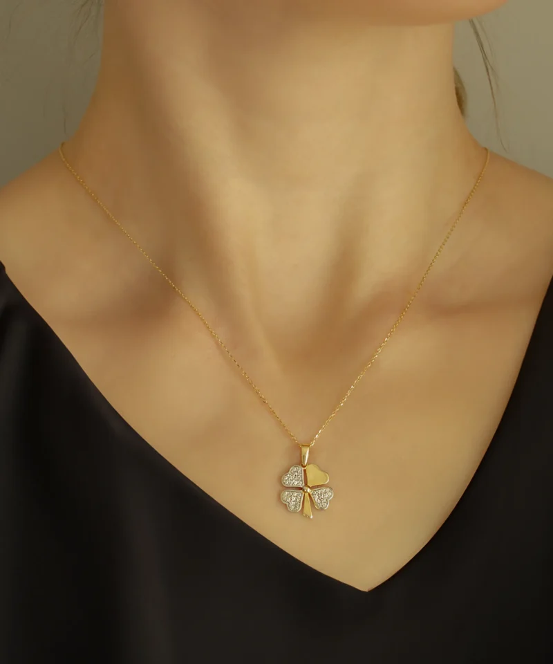 Złota koniczynka z cyrkoniami na szyi