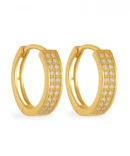 Złote kolczyki w kształcie kółka z cyrkoniami z przodu.