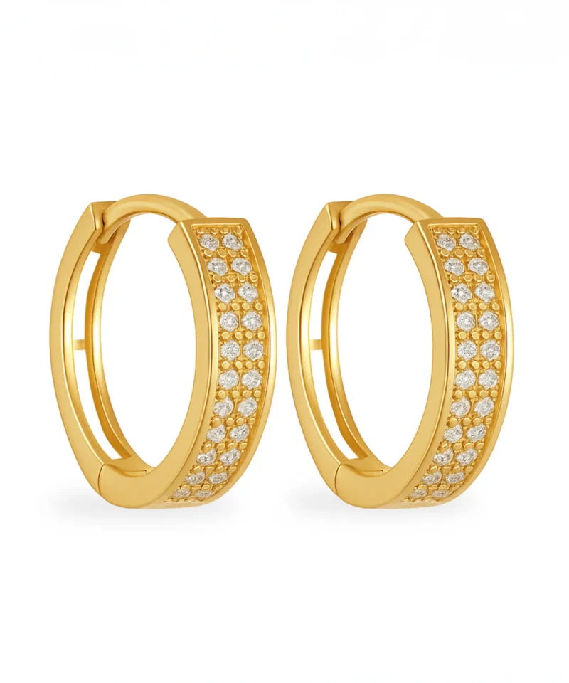 Złote kolczyki w kształcie kółka z cyrkoniami z przodu.